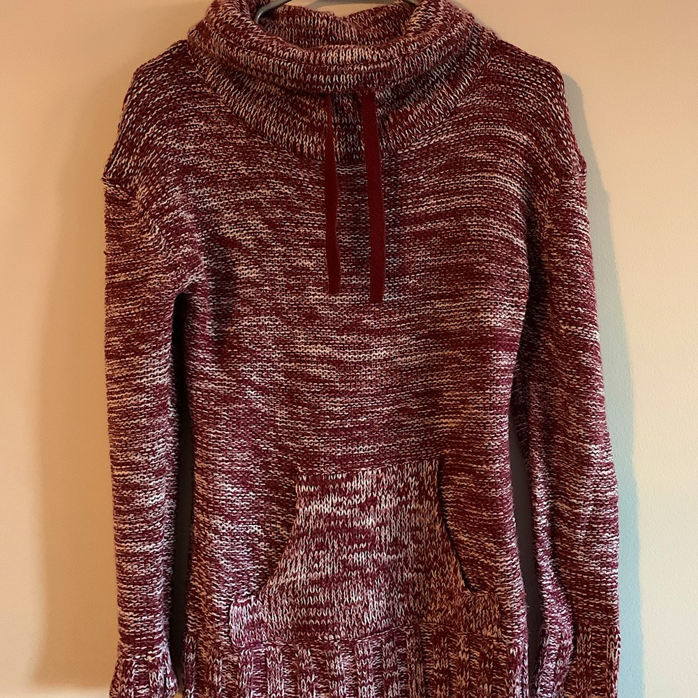 Rue21 small folded turtle neck maroon and white sweater
